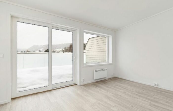 Comment combler efficacement l&rsquo;espace entre une porte coulissante et le mur : astuces et solutions pratiques