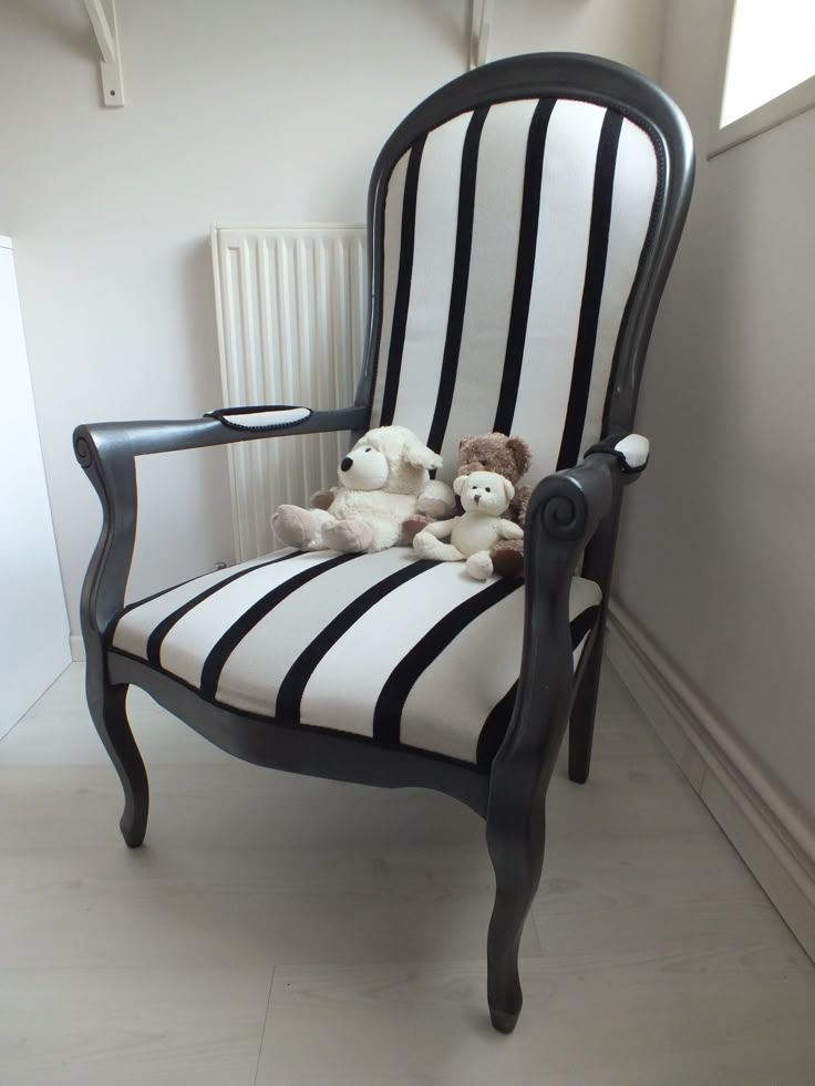 découvrez le fauteuil voltaire relooké, une pièce unique qui allie élégance intemporelle et modernité. transformé avec des tissus contemporains et un design repensé, ce fauteuil apportera une touche d’originalité à votre intérieur tout en offrant un confort exceptionnel.