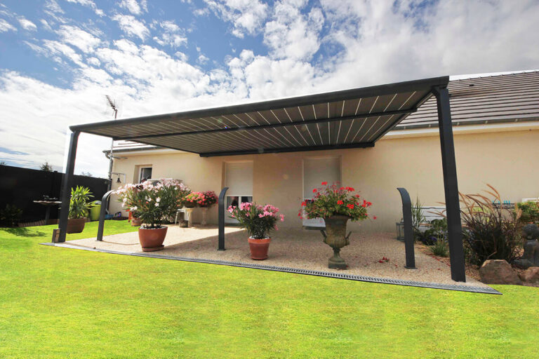 découvrez votre oasis de sérénité avec une pergola élégante, parfaite pour créer un espace extérieur relaxant et convivial.